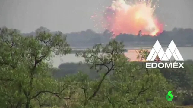 Imagen de la explosión en un almacén de pirotecnia en México