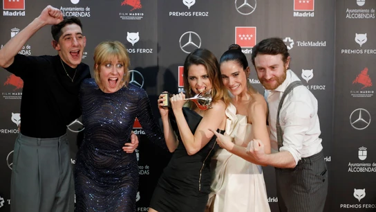 El equipo de 'Vida perfecta' posa con el premio El equipo de 'Vida perfecta' posa con el premio