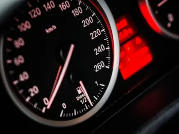 Velocímetro de un coche Velocímetro de un coche