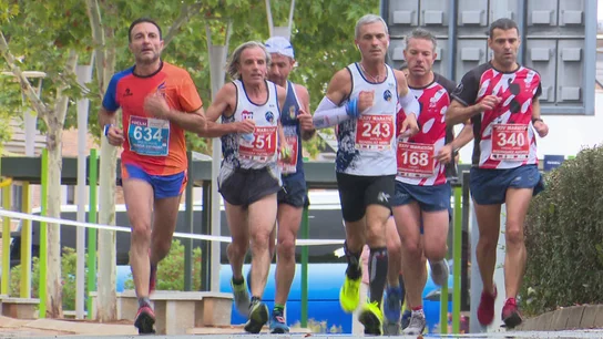 Un grupo de hombres participa en una carrera Un grupo de hombres participa en una carrera