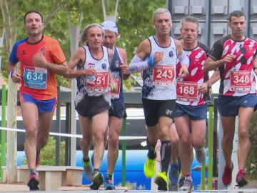Un grupo de hombres participa en una carrera Un grupo de hombres participa en una carrera
