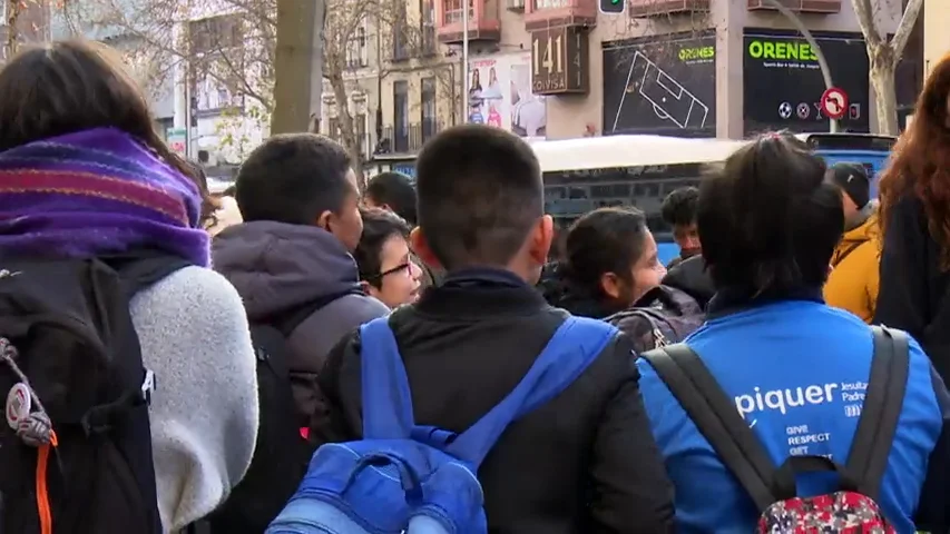 Niños a la salida de los colegios