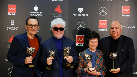 El equipo de 'Dolor y Gloria' posa con los premios Feroz conseguidos El equipo de 'Dolor y Gloria' posa con los premios Feroz conseguidos