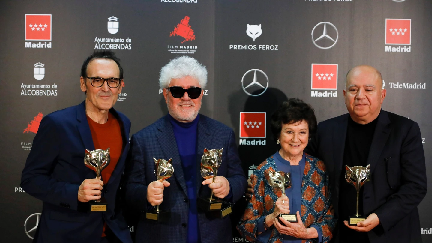 El equipo de 'Dolor y Gloria' posa con los premios Feroz conseguidos El equipo de 'Dolor y Gloria' posa con los premios Feroz conseguidos