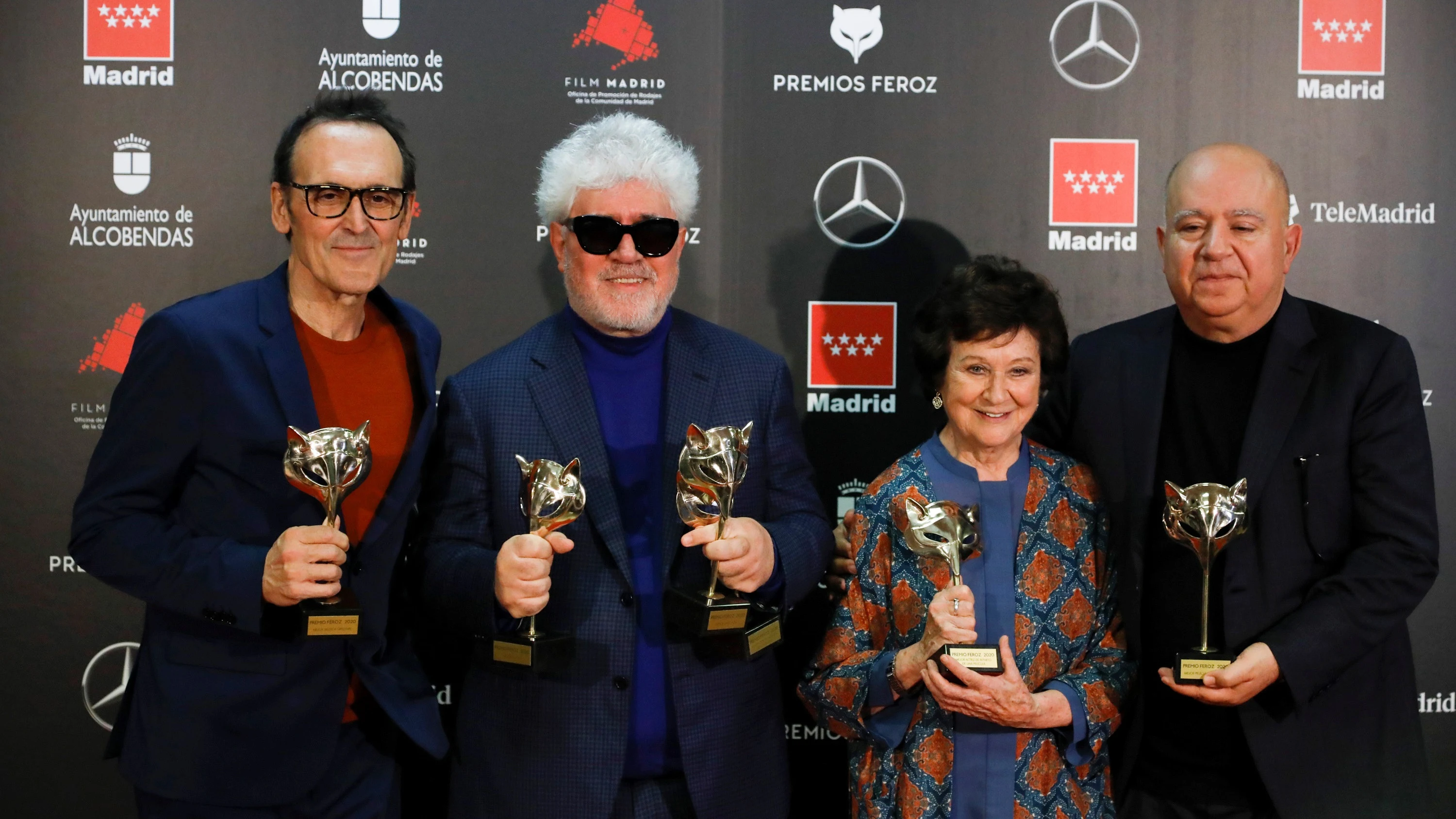 El equipo de 'Dolor y Gloria' posa con los premios Feroz conseguidos