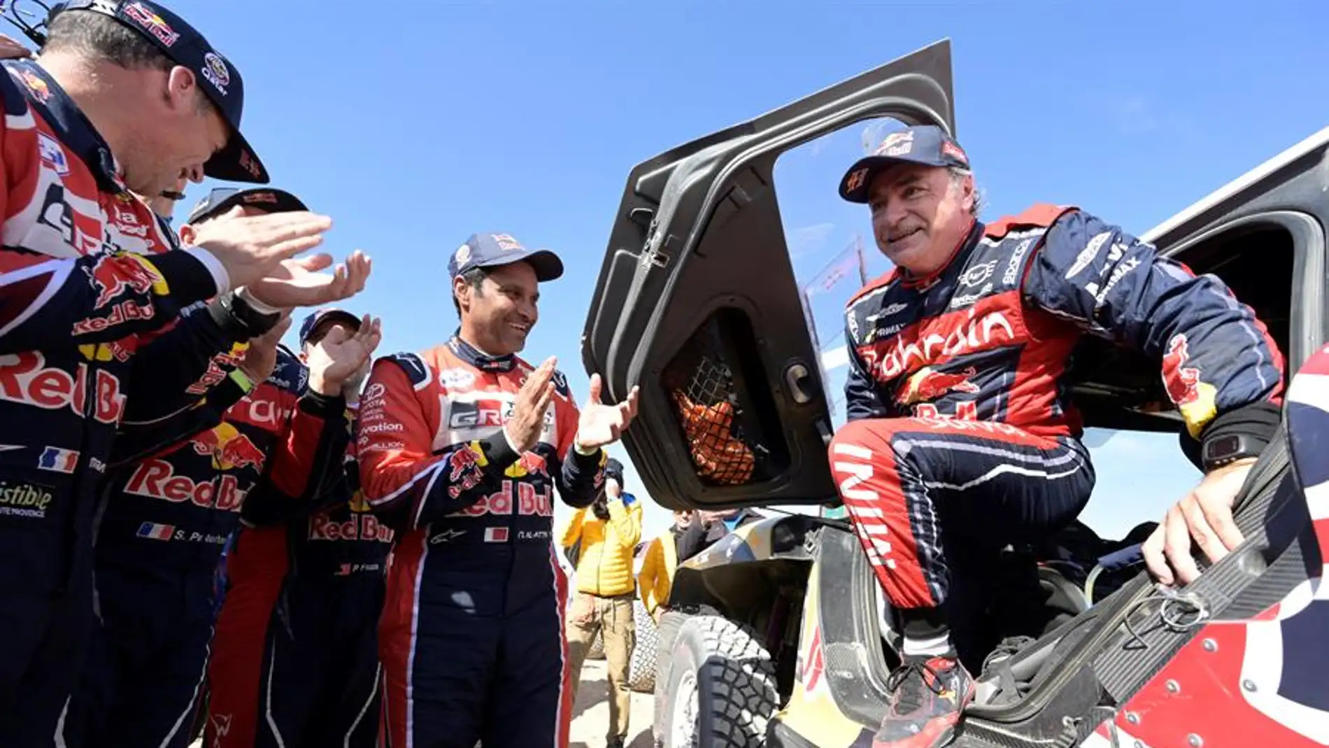 Carlos Sainz celebra su triunfo en el Dakar