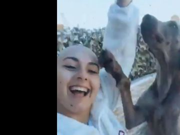 Imagen de la joven que ha compartido su alegría por superar el cáncer en Twitter Imagen de la joven que ha compartido su alegría por superar el cáncer en Twitter