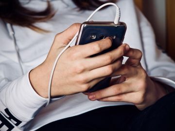 Chica joven con el teléfono móvil Chica joven con el teléfono móvil