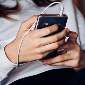Chica joven con el teléfono móvil Chica joven con el teléfono móvil