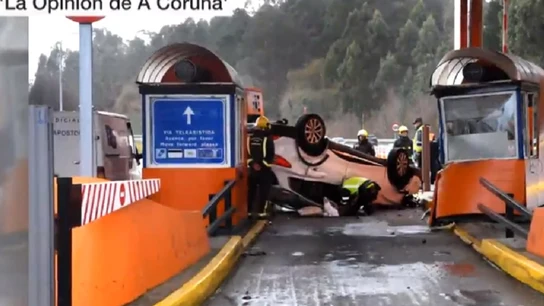 Imagen del vehículo que ha chocado contra un peaje de la AP-9 en A Coruña Imagen del vehículo que ha chocado contra un peaje de la AP-9 en A Coruña