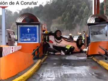Imagen del vehículo que ha chocado contra un peaje de la AP-9 en A Coruña Imagen del vehículo que ha chocado contra un peaje de la AP-9 en A Coruña