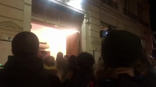 Manifestantes contrarios a Macron en el exterior del teatro Manifestantes contrarios a Macron en el exterior del teatro