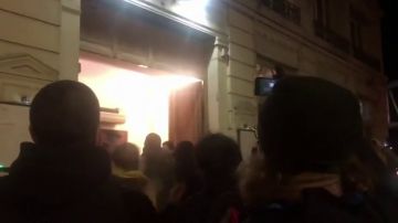 Manifestantes contrarios a Macron en el exterior del teatro