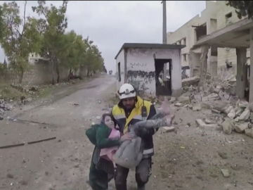 Imagen del rescate a una niña sepultada por un bombardeo en Alepo Imagen del rescate a una niña sepultada por un bombardeo en Alepo