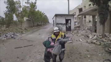Imagen del rescate a una niña sepultada por un bombardeo en Alepo