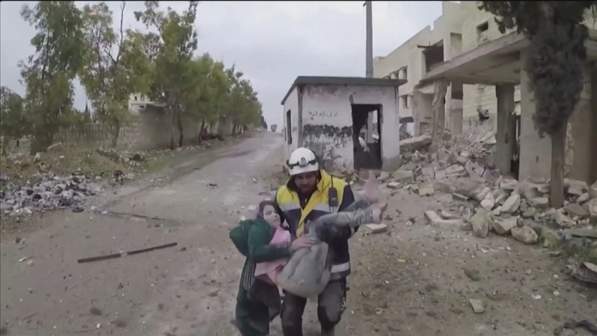 Imagen del rescate a una niña sepultada por un bombardeo en Alepo