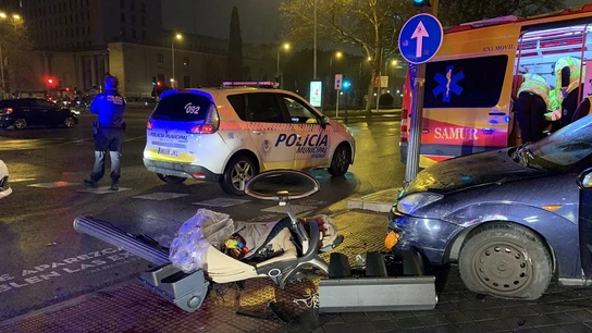 Imagen del vehículo que ha atropellado a una familia y del carrito en el que viajaba un bebé Imagen del vehículo que ha atropellado a una familia y del carrito en el que viajaba un bebé