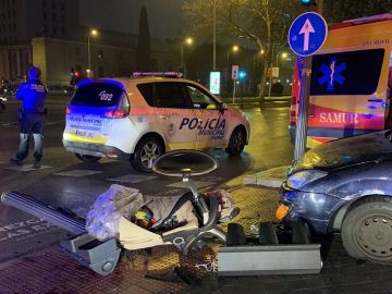 Imagen del vehículo que ha atropellado a una familia y del carrito en el que viajaba un bebé Imagen del vehículo que ha atropellado a una familia y del carrito en el que viajaba un bebé