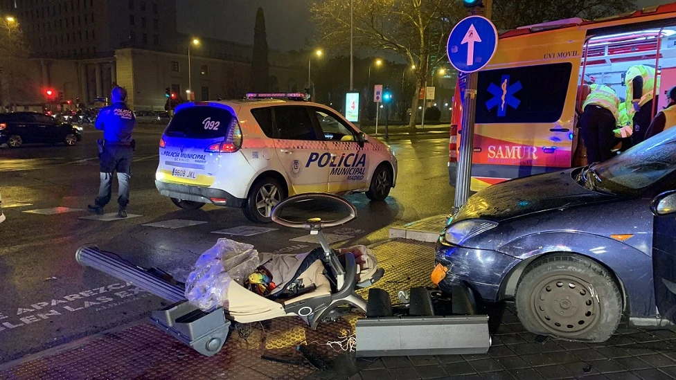 Imagen del vehículo que ha atropellado a una familia y del carrito en el que viajaba un bebé