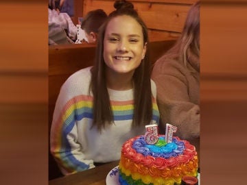 Imagen de la menor que ha sido expulsada de su colegio por llevar un jersey multicolor Imagen de la menor que ha sido expulsada de su colegio por llevar un jersey multicolor
