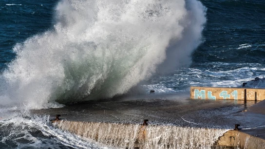Imagen de archivo de olas en la costa en San Telmo, Mallorca Imagen de archivo de olas en la costa en San Telmo, Mallorca