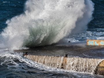 Imagen de archivo de olas en la costa en San Telmo, Mallorca Imagen de archivo de olas en la costa en San Telmo, Mallorca