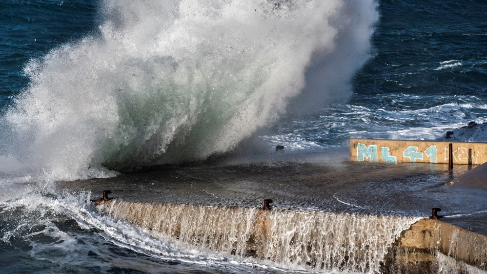 Imagen de archivo de olas en la costa en San Telmo, Mallorca