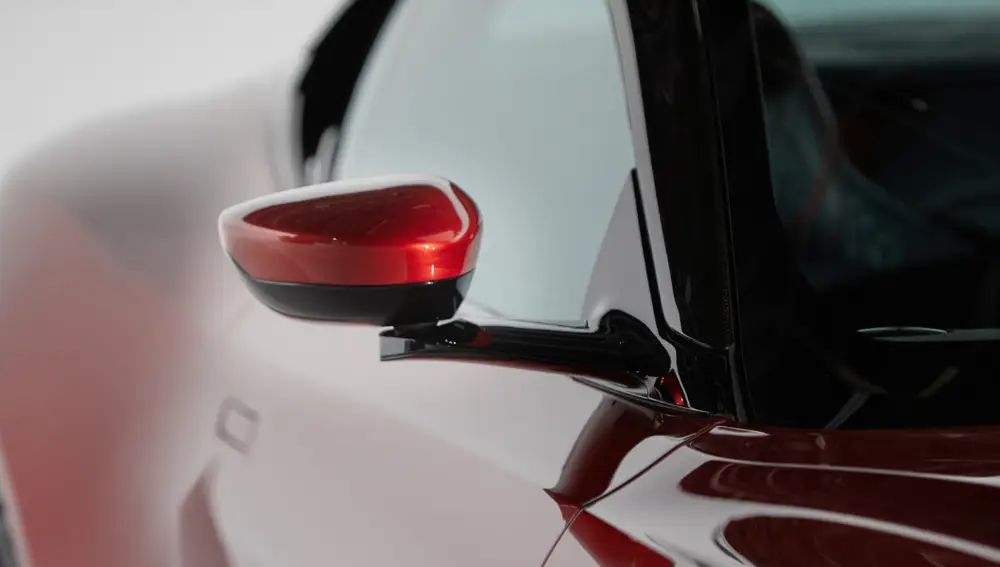 Aston Martin retrovisor