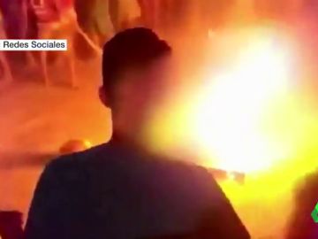 Linchan, descuartizan y queman vivo a un hombre acusado de violar y matar a una niña de diez años Linchan, descuartizan y queman vivo a un hombre acusado de violar y matar a una niña de diez años