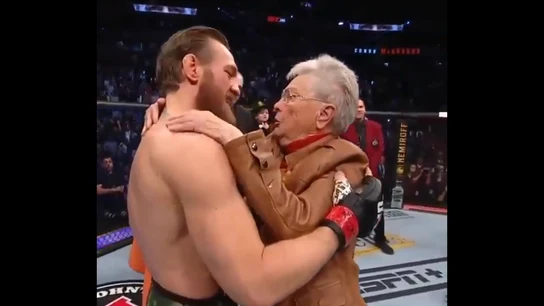 Conor McGregor se abraza con la abuela de Cerrone Conor McGregor se abraza con la abuela de Cerrone