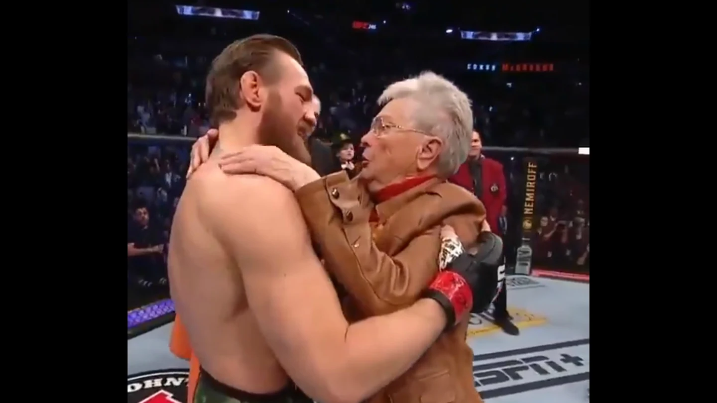 Conor McGregor se abraza con la abuela de Cerrone Conor McGregor se abraza con la abuela de Cerrone
