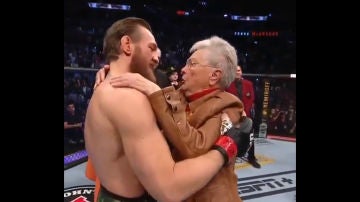 Conor McGregor se abraza con la abuela de Cerrone