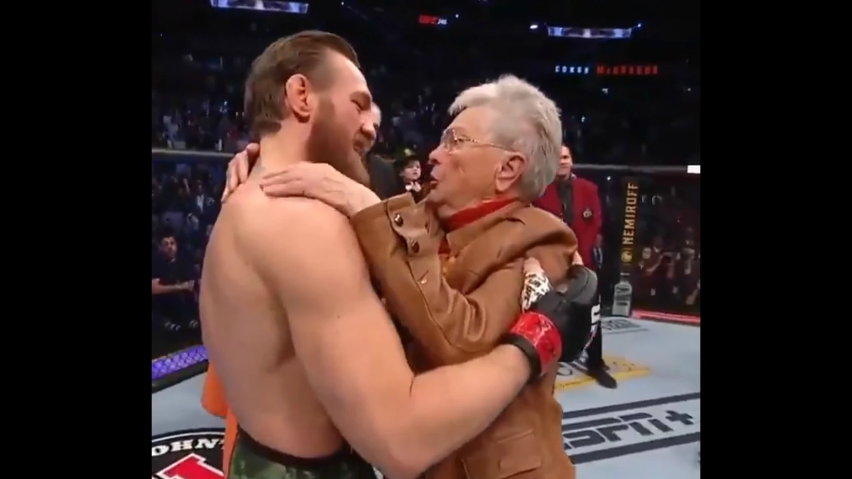 Conor McGregor se abraza con la abuela de Cerrone