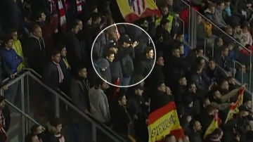 Ultras del Atlético hacen el saludo nazi