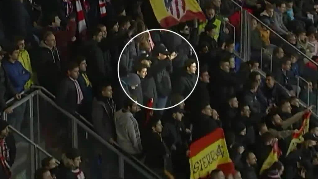 Ultras del Atlético hacen el saludo nazi