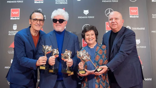 Alberto Iglesias, Pedro Almodóvar, Julieta Serrano y Agustín Almodóvar sostienen sus seis Premios Feroz por 'Dolor y gloria' La película del director manchego ha arrasado en los galardones de la prensa cinematográfica