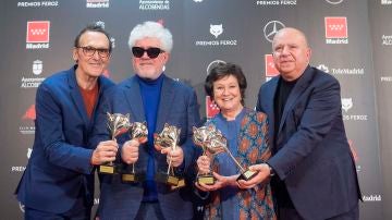 Alberto Iglesias, Pedro Almodóvar, Julieta Serrano y Agustín Almodóvar sostienen sus seis Premios Feroz por 'Dolor y gloria'