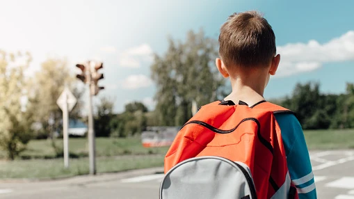 Niño con mochila