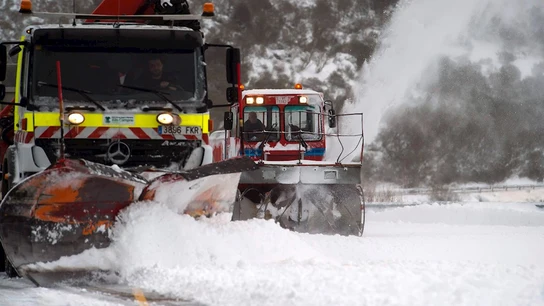 Dos máquinas quitanieves limpian un aparcamiento de nieve en la estación de esquí de Alto Campoo Dos máquinas quitanieves limpian un aparcamiento de nieve en la estación de esquí de Alto Campoo
