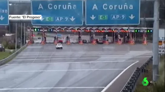 Muere una mujer en un impactante accidente en la entrada de un peaje en la AP-9 Muere una mujer en un impactante accidente en la entrada de un peaje en la AP-9