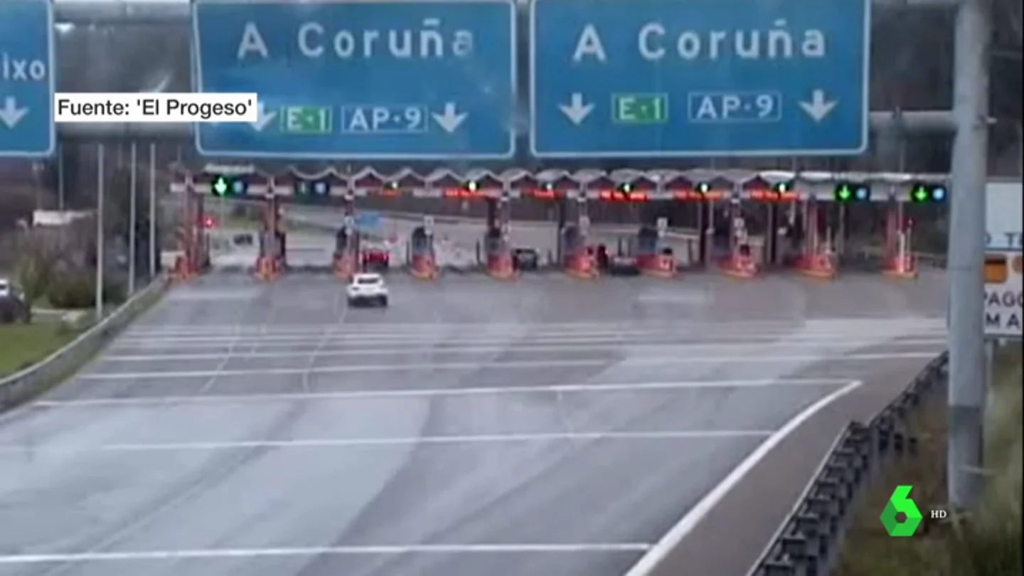 Muere una mujer en un impactante accidente en la entrada de un peaje en la AP-9 Muere una mujer en un impactante accidente en la entrada de un peaje en la AP-9