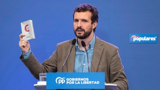 Pablo Casado en un acto del PP con la Constitución en la mano Pablo Casado en un acto del PP con la Constitución en la mano