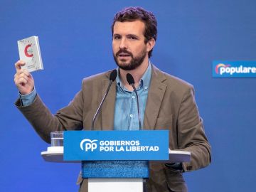Pablo Casado en un acto del PP con la Constitución en la mano Pablo Casado en un acto del PP con la Constitución en la mano