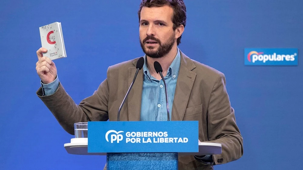 Pablo Casado en un acto del PP con la Constitución en la mano