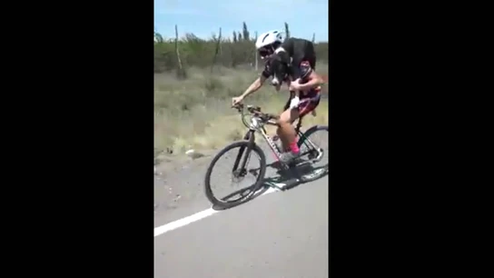 Un ciclista salva a un perro de morir de hambre y sed Un ciclista salva a un perro de morir de hambre y sed