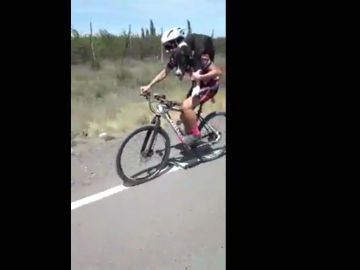 Un ciclista salva a un perro de morir de hambre y sed Un ciclista salva a un perro de morir de hambre y sed