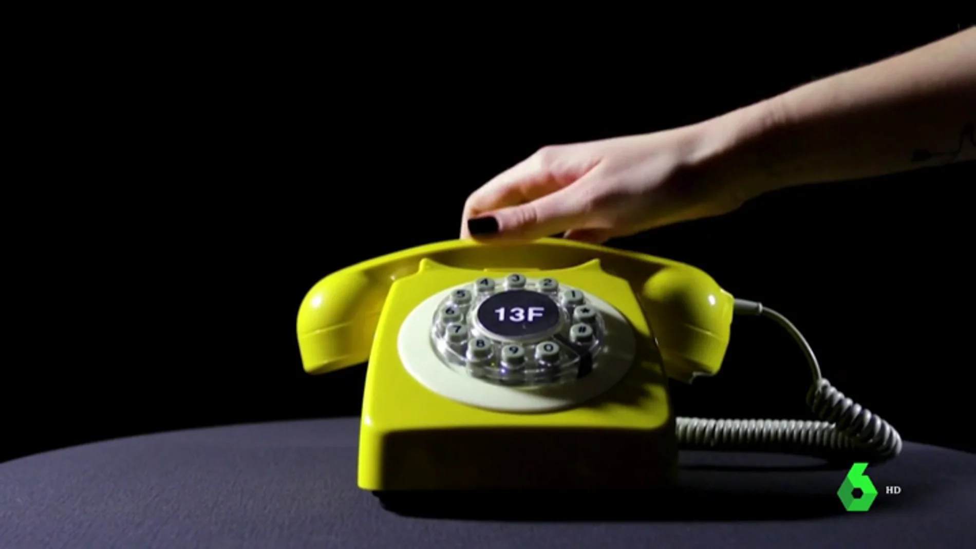Imagen del teléfono amarillo de la conciliación. 