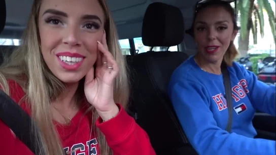 Las youtubers que han publicado el vídeo '24 horas haciendo feliz a los demás' Las youtubers que han publicado el vídeo '24 horas haciendo feliz a los demás'