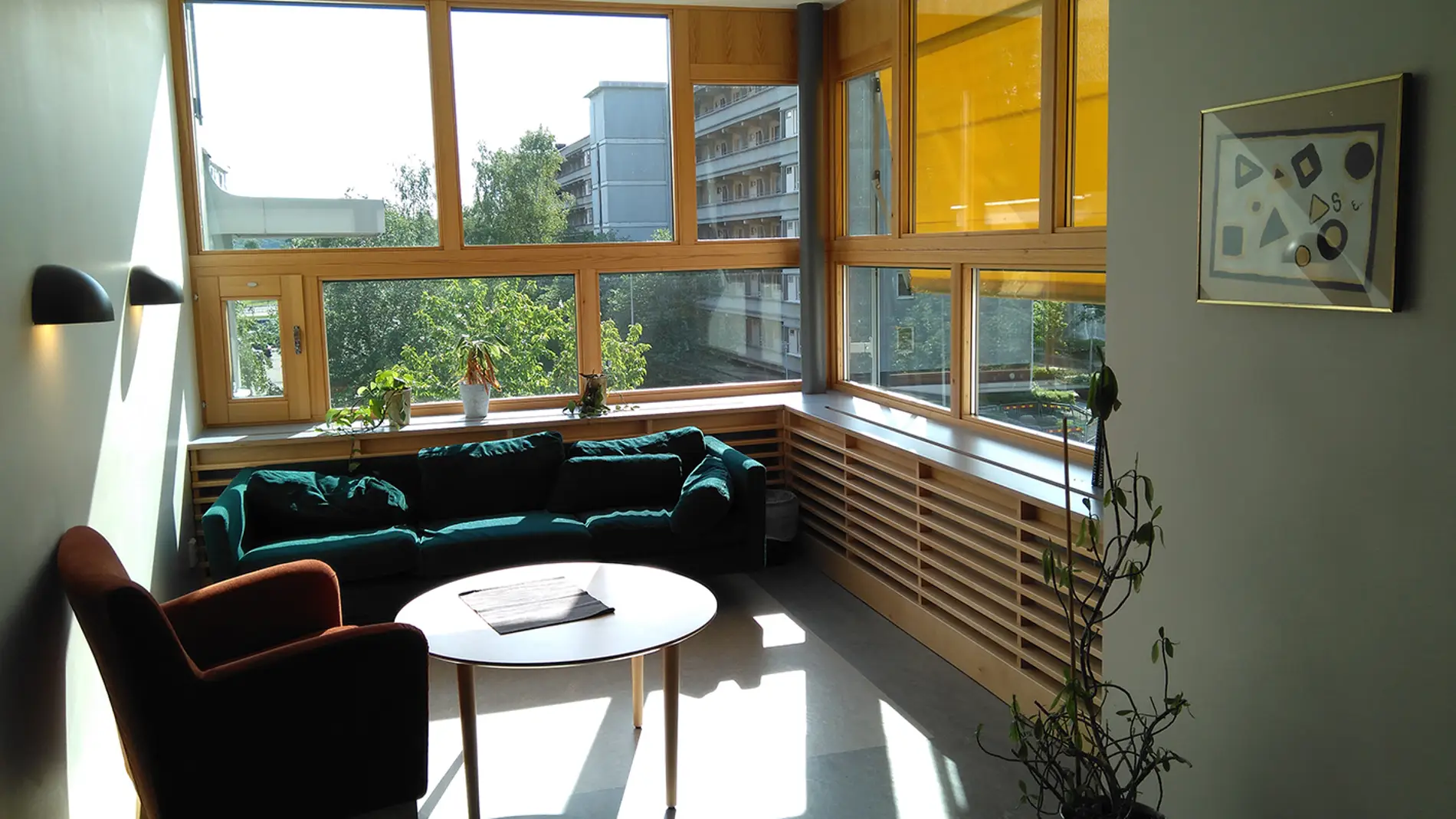 Sala de estar para pacientes en la unidad psiquiátrica del Östra Hospital (Gotemburgo, Suecia) por White Arkitekter. Fotografiado por Laura Cambra Rufino.