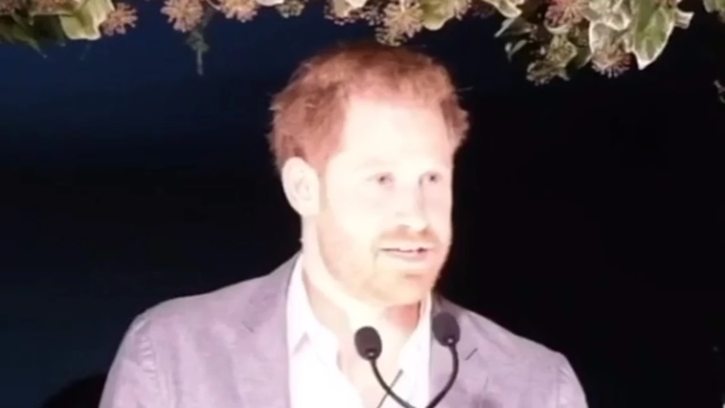 El príncipe Harry durante su discurso en una cena benéfica El príncipe Harry durante su discurso en una cena benéfica